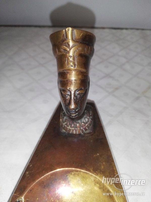 Mosazný popelník s faraonem - Egyptský motiv - foto 3