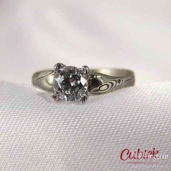 Originální zásnubní prsten z damasteel - foto 3