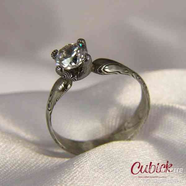 Originální zásnubní prsten z damasteel - foto 4