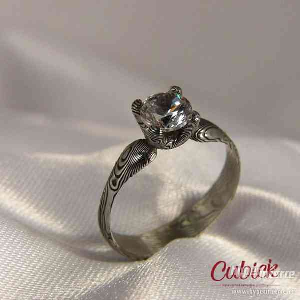 Originální zásnubní prsten z damasteel - foto 5