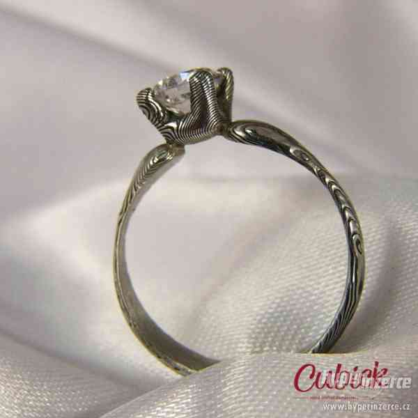 Originální zásnubní prsten z damasteel - foto 6