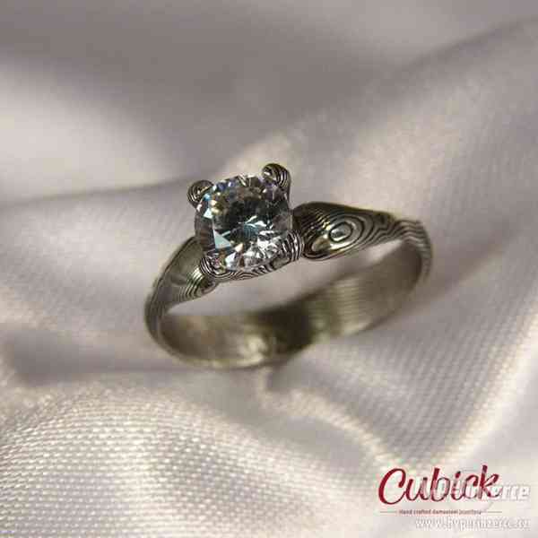 Originální zásnubní prsten z damasteel - foto 7