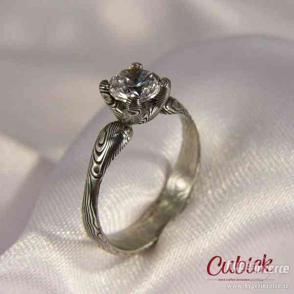 Originální zásnubní prsten z damasteel - foto 8