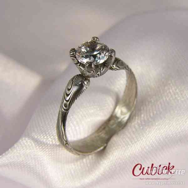Originální zásnubní prsten z damasteel - foto 9