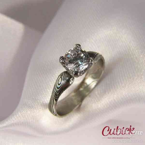 Originální zásnubní prsten z damasteel - foto 10