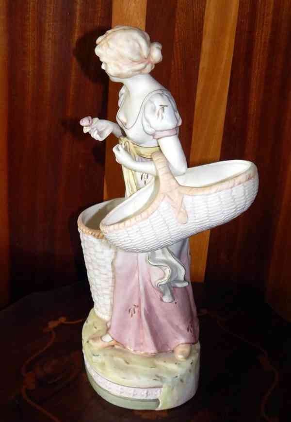 Porcelánová figurina Royal Dux „Žena s košíky“ - foto 2