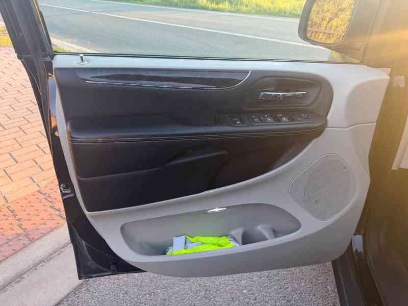 Chrysler Town Country 3,6 Limited DVD 2016 - foto 16