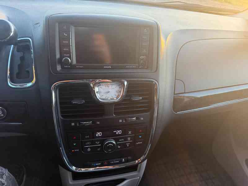 Chrysler Town Country 3,6 Limited DVD 2016 - foto 18