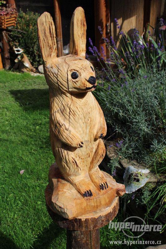 Dekorácia do záhrady - Zajac (drevorezba) - foto 1