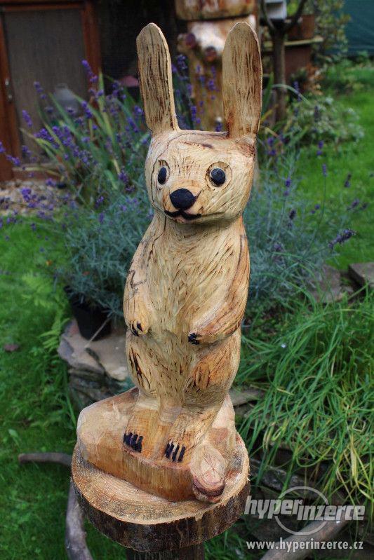 Dekorácia do záhrady - Zajac (drevorezba) - foto 2
