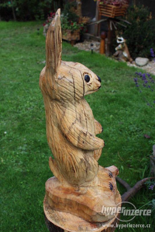Dekorácia do záhrady - Zajac (drevorezba) - foto 3