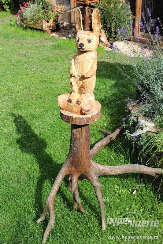 Dekorácia do záhrady - Zajac (drevorezba) - foto 4