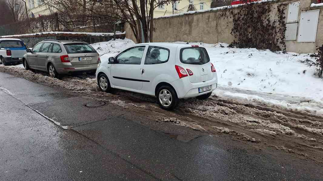Renault Twingo 1,2 rok 2013 na zimních zánovních pneu - foto 1