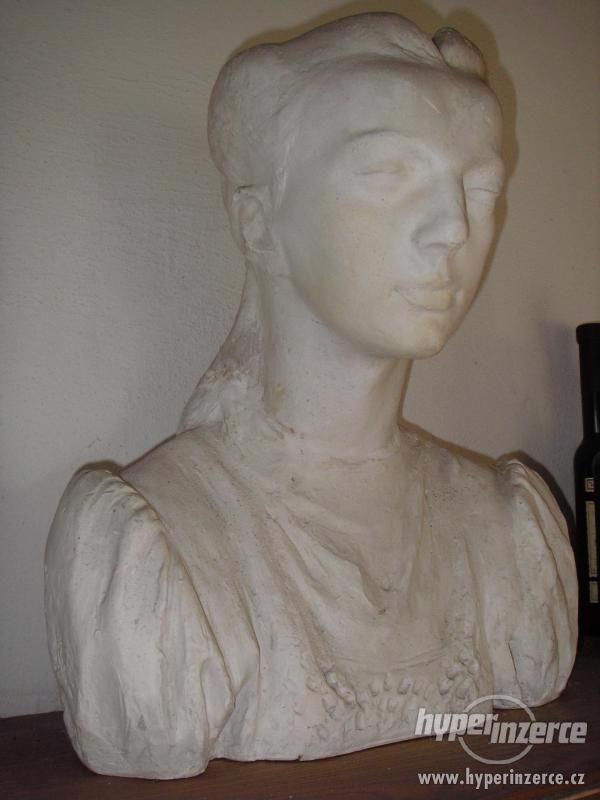 Busta Valašské děvče od ak. sochaře Bohumila Jahody - foto 4