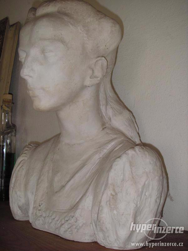 Busta Valašské děvče od ak. sochaře Bohumila Jahody - foto 5