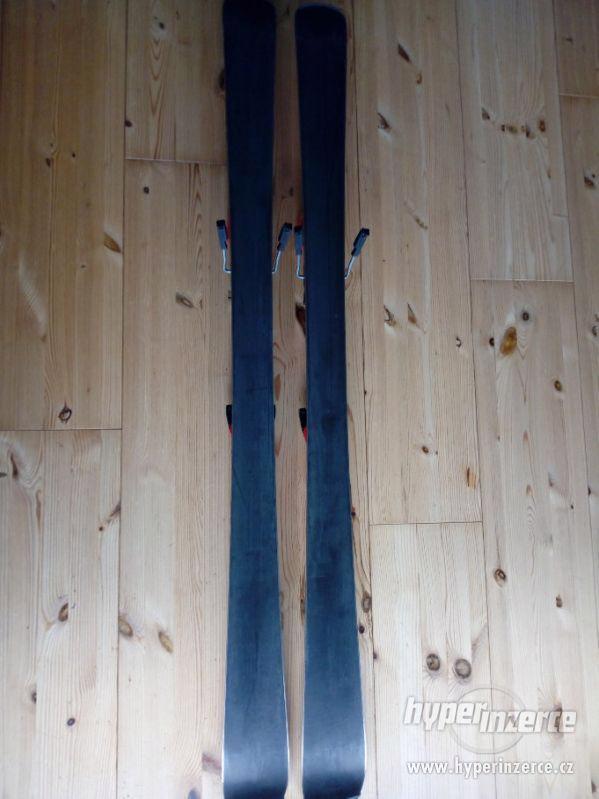 Lyže ATOMIC RACE 6, délka 130 cm. - foto 3