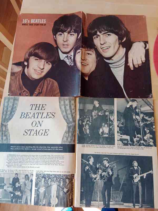 Plakát královny Alžběty II. + časopis o Beatles  - foto 2