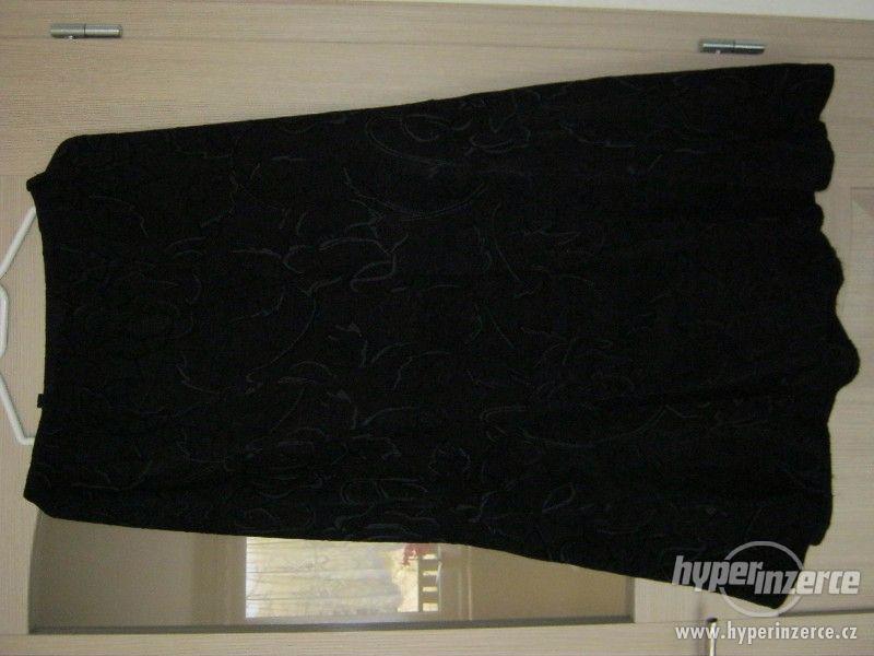 Černá dlouhá sukně s vyšitými květy - vel. 44/46 - foto 2