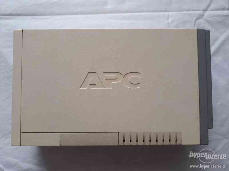 Záložní zdroj APC Back-UPS CS 500EI - foto 2