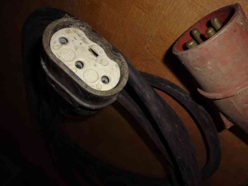 Zásuvky a kabl - foto 6