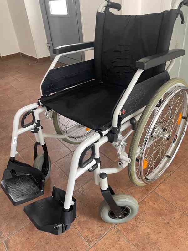 Skládací invalidní vozík 