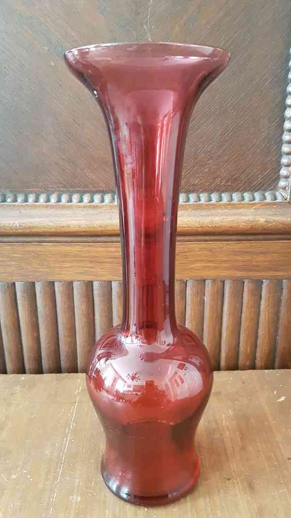 Skleněná váza z rubínového skla