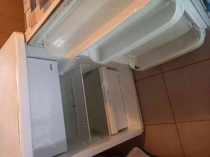 Starší lednička Zanussi s mrazákem, plně funkční. - foto 2