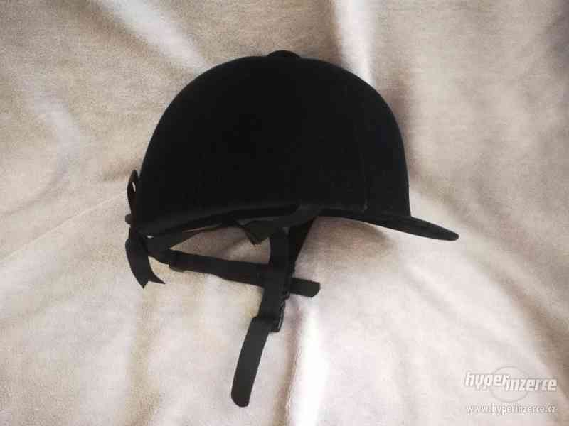 NOVÁ sametová jezdecká helma Master Classic, vel. 54 - foto 1