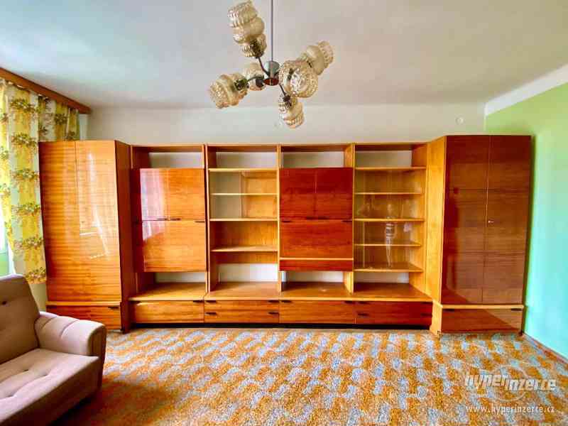 Dřevěná vintage obývací stěna OP03 inteligent od Hikor Písek - foto 1