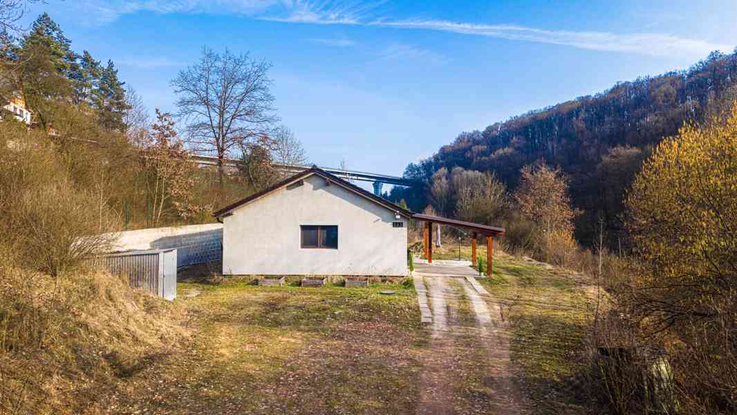 Prodej rodinného domu 4+kk s pozemkem 2028 m², Hrdlořezy - foto 2