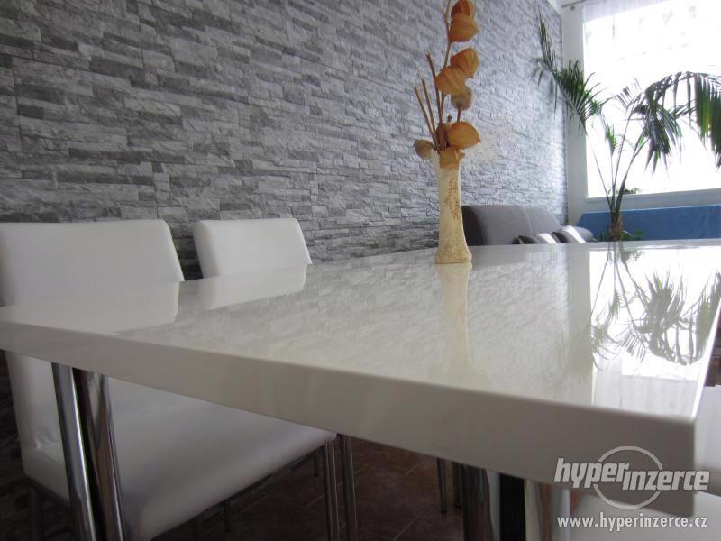 Jídelní stůl bílý vysoký lesk / chrom - NA SKLADĚ - foto 3