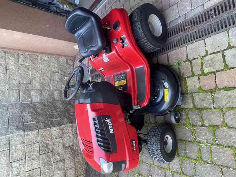 Zahradní traktor MTD Smart 135 v záruce prodám - foto 1