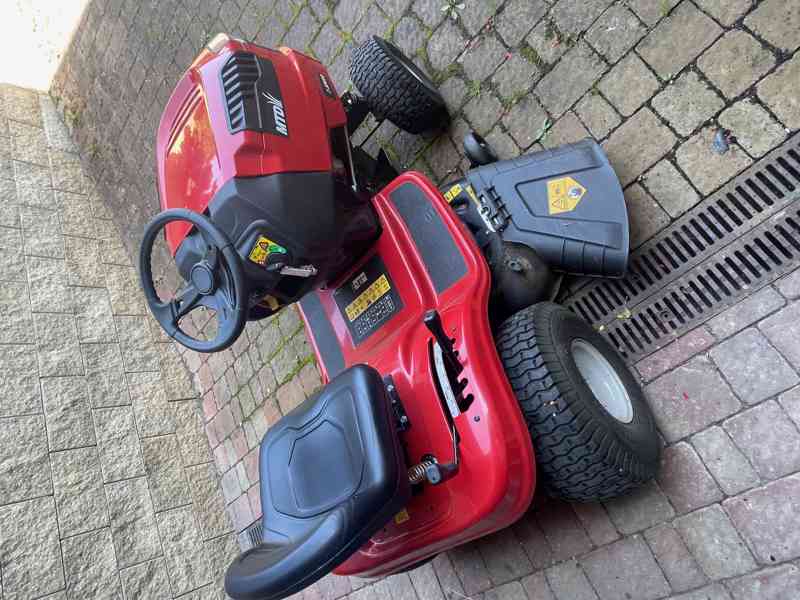 Zahradní traktor MTD Smart 135 v záruce prodám - foto 2