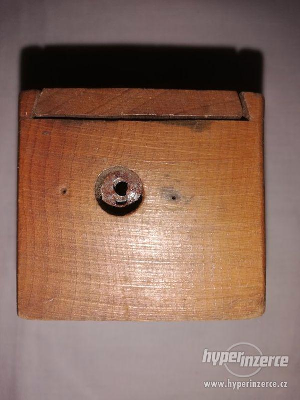 Dřevěná kasička na drobný i papírovky - VOJENSKÁ - foto 4