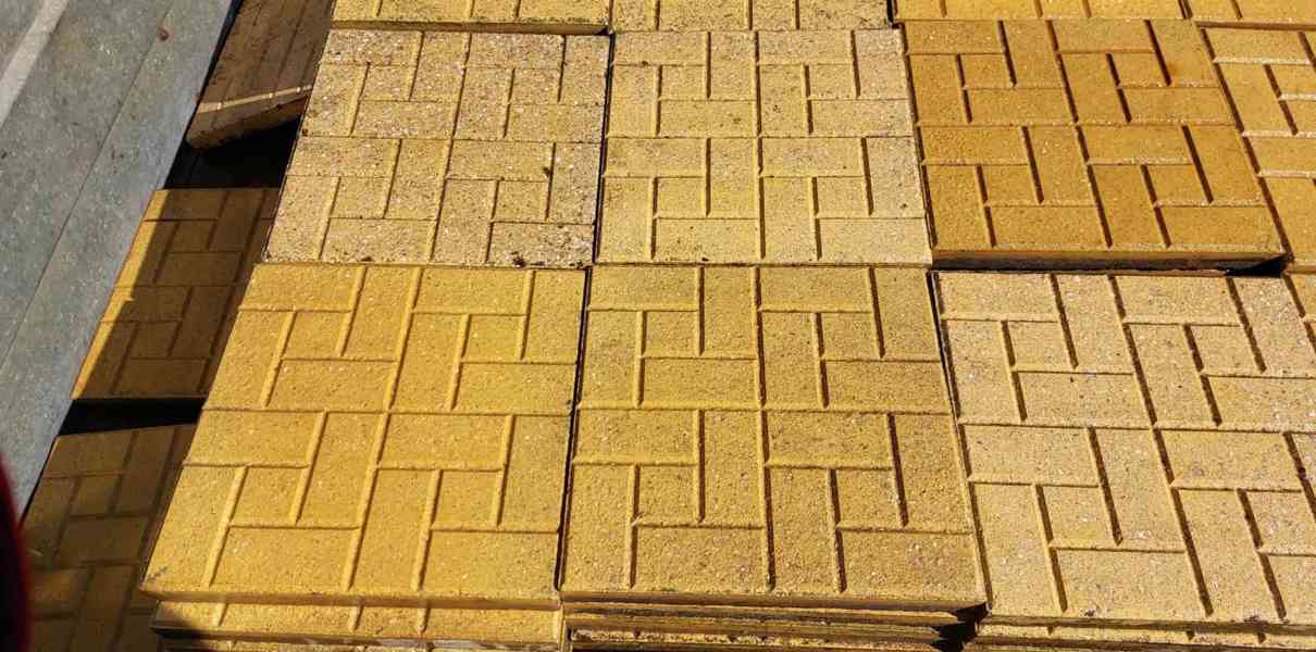 Dlažba 30x30x3,390 kusů,35 m2.CENA 4990kč za vše.K vyzvednut - foto 2