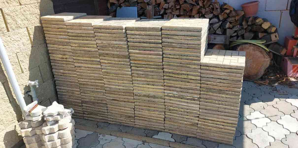 Dlažba 30x30x3,390 kusů,35 m2.CENA 4990kč za vše.K vyzvednut - foto 4