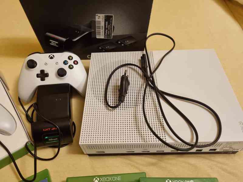 Xbox one S 2×ovladač , nabíjecí stojan, hry×3 - foto 6