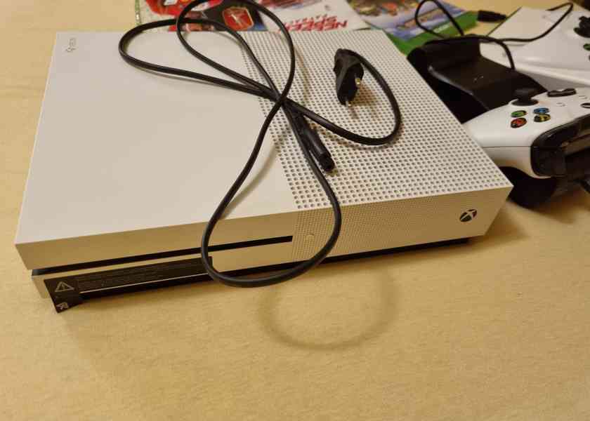 Xbox one S 2×ovladač , nabíjecí stojan, hry×3 - foto 5