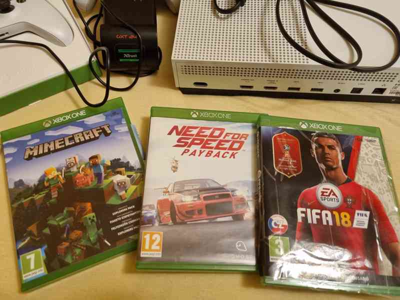 Xbox one S 2×ovladač , nabíjecí stojan, hry×3 - foto 7