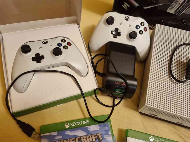 Xbox one S 2×ovladač , nabíjecí stojan, hry×3 - foto 11