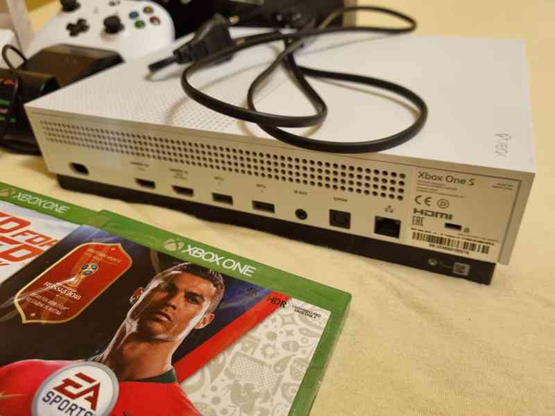 Xbox one S 2×ovladač , nabíjecí stojan, hry×3 - foto 8
