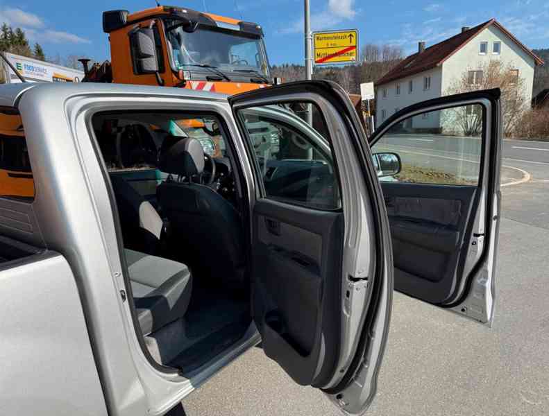 Toyota Hilux 2,5 D-4D 4X4 106kw - foto 11