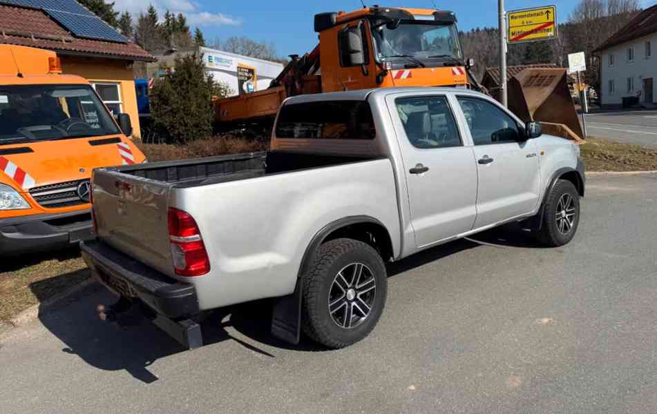 Toyota Hilux 2,5 D-4D 4X4 106kw - foto 6