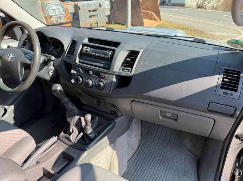 Toyota Hilux 2,5 D-4D 4X4 106kw - foto 12