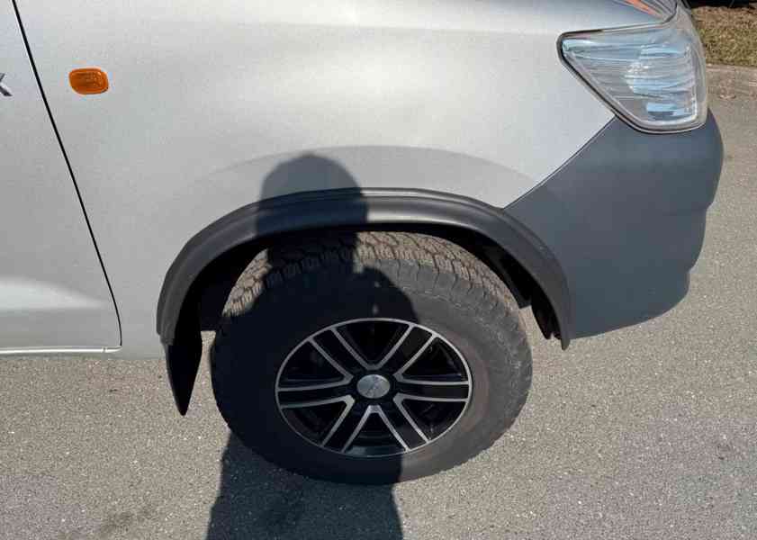 Toyota Hilux 2,5 D-4D 4X4 106kw - foto 9