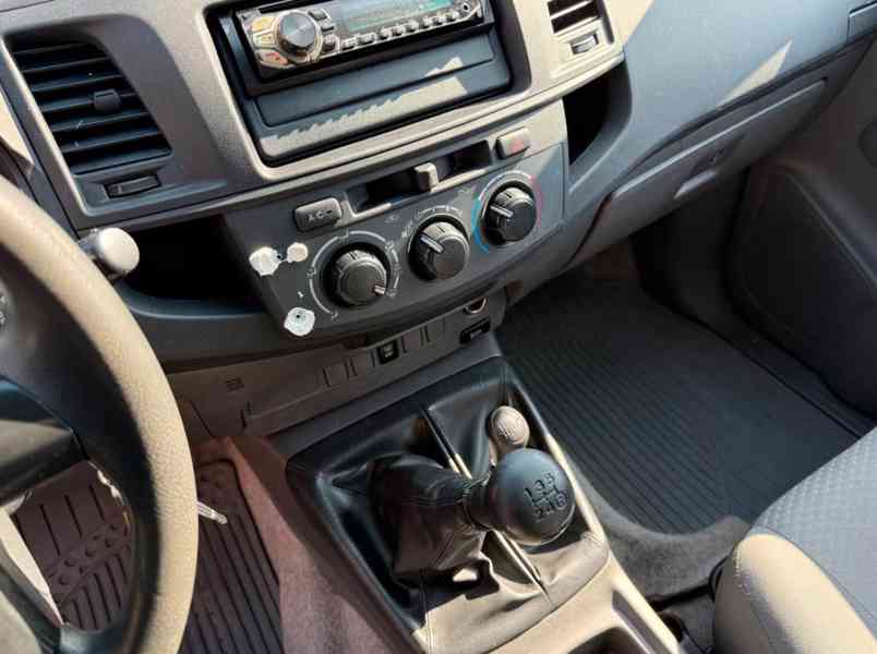 Toyota Hilux 2,5 D-4D 4X4 106kw - foto 8