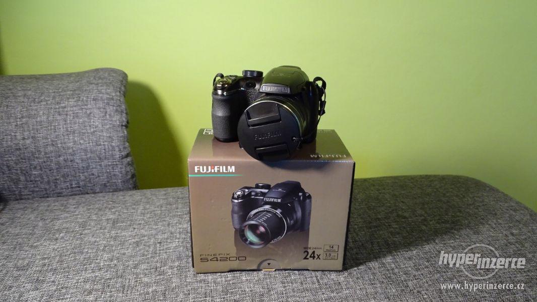 Prodám Fujifilm Finepix S4200 - foto 1