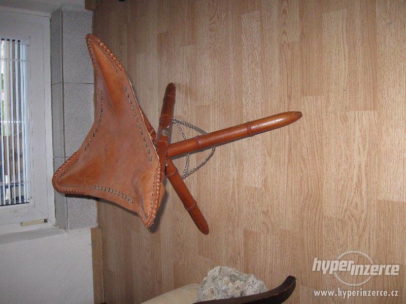 Lovecká trojnožka-bůvolí kůže. - foto 2