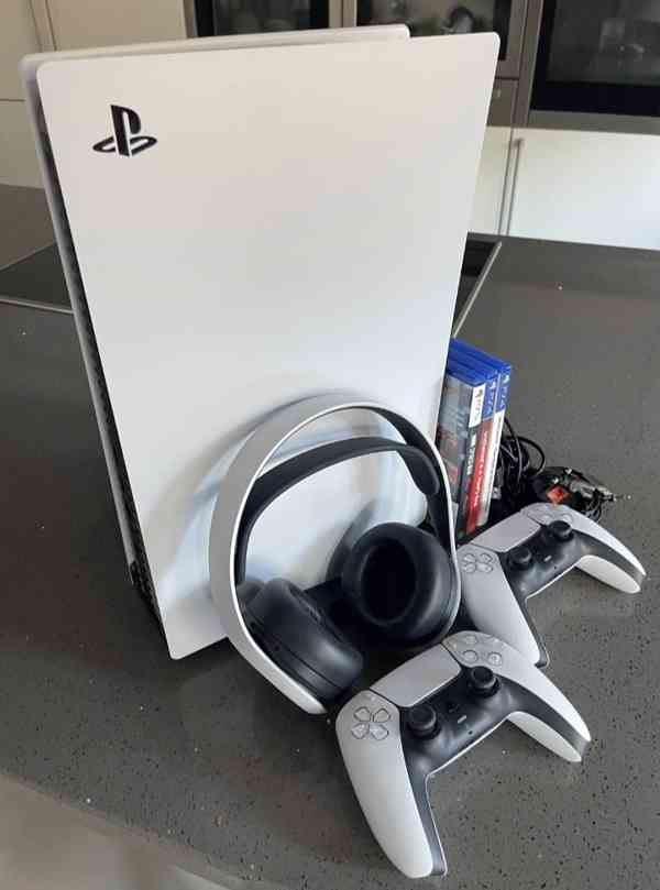 Konzole Sony PS5 Disk Edition + přídavný ovladač  - foto 2