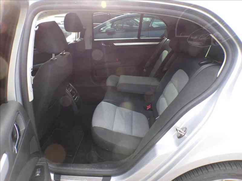 Škoda Superb 2,0 TDI AMBITION - foto 9